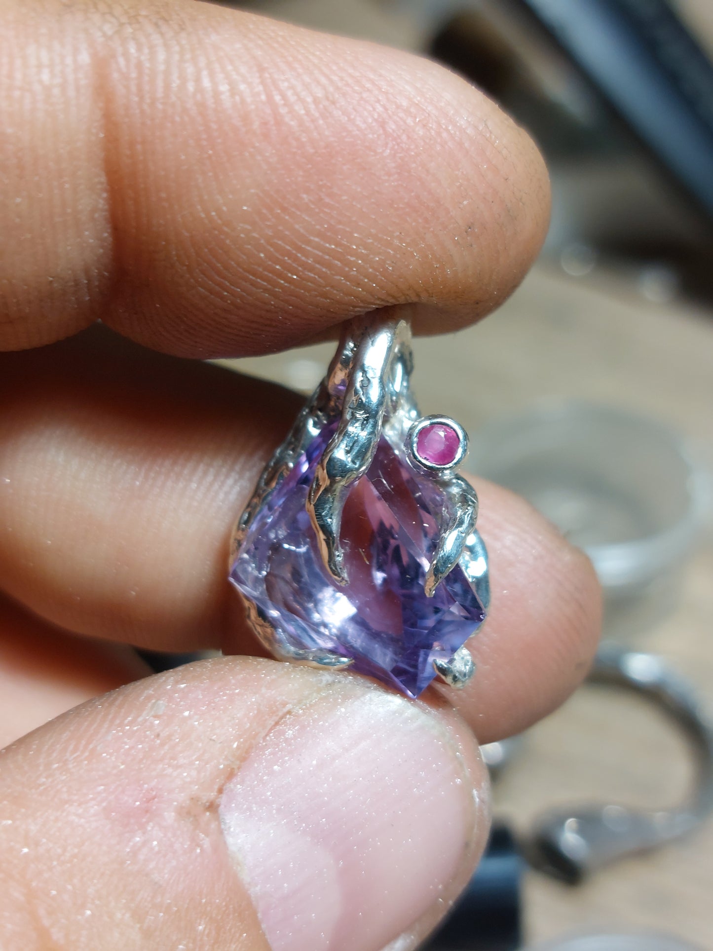 "Riflessi" ciondolo con Ametista tagliata a Mano e Rubino