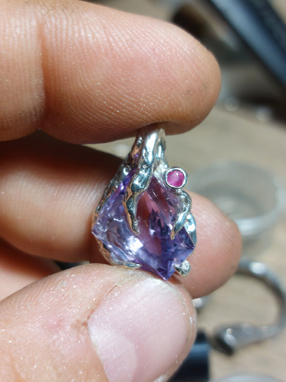 "Riflessi" ciondolo con Ametista tagliata a Mano e Rubino