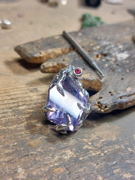 "Riflessi" ciondolo con Ametista tagliata a Mano e Zaffiro Rosso