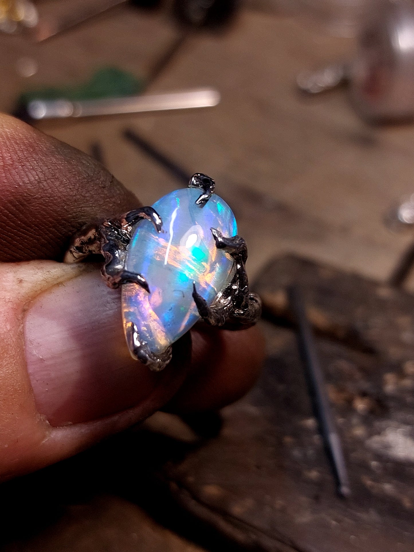 Anello "Radici" con opale etiope a goccia