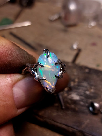 Anello "Radici" con opale etiope a goccia