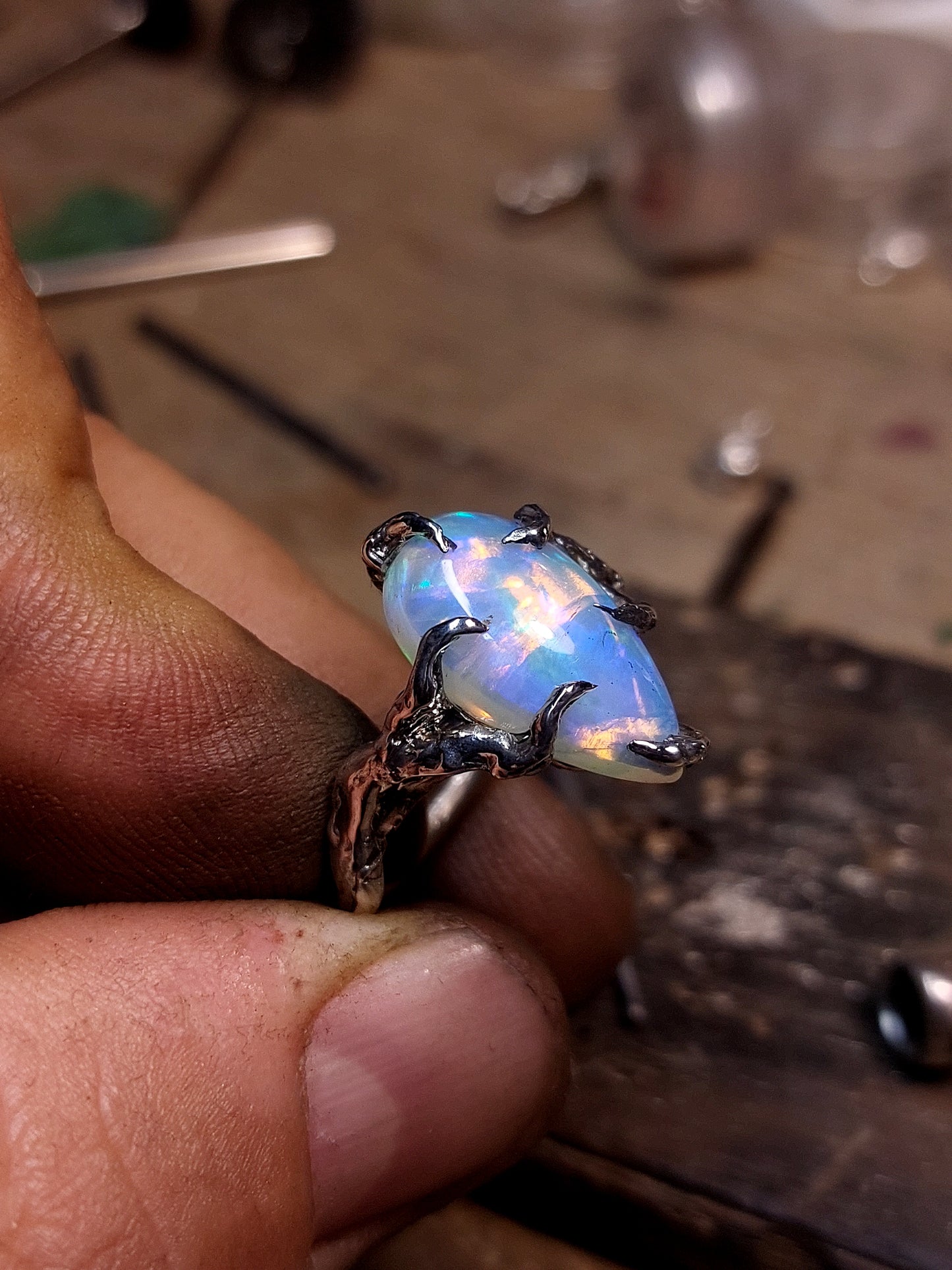 Anello "Radici" con opale etiope a goccia