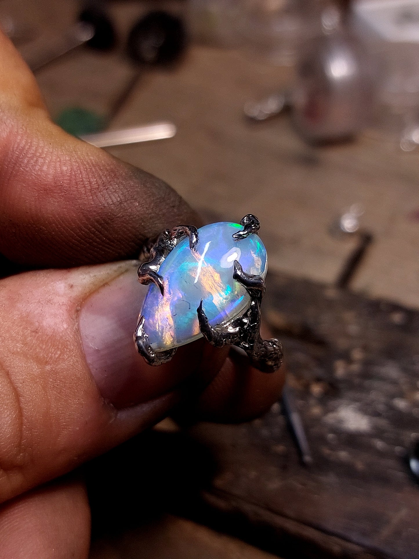 Anello "Radici" con opale etiope a goccia