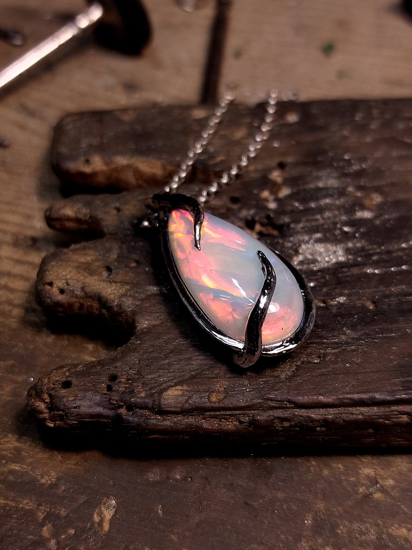 Ciondolo "Radici" con opale etiope a goccia