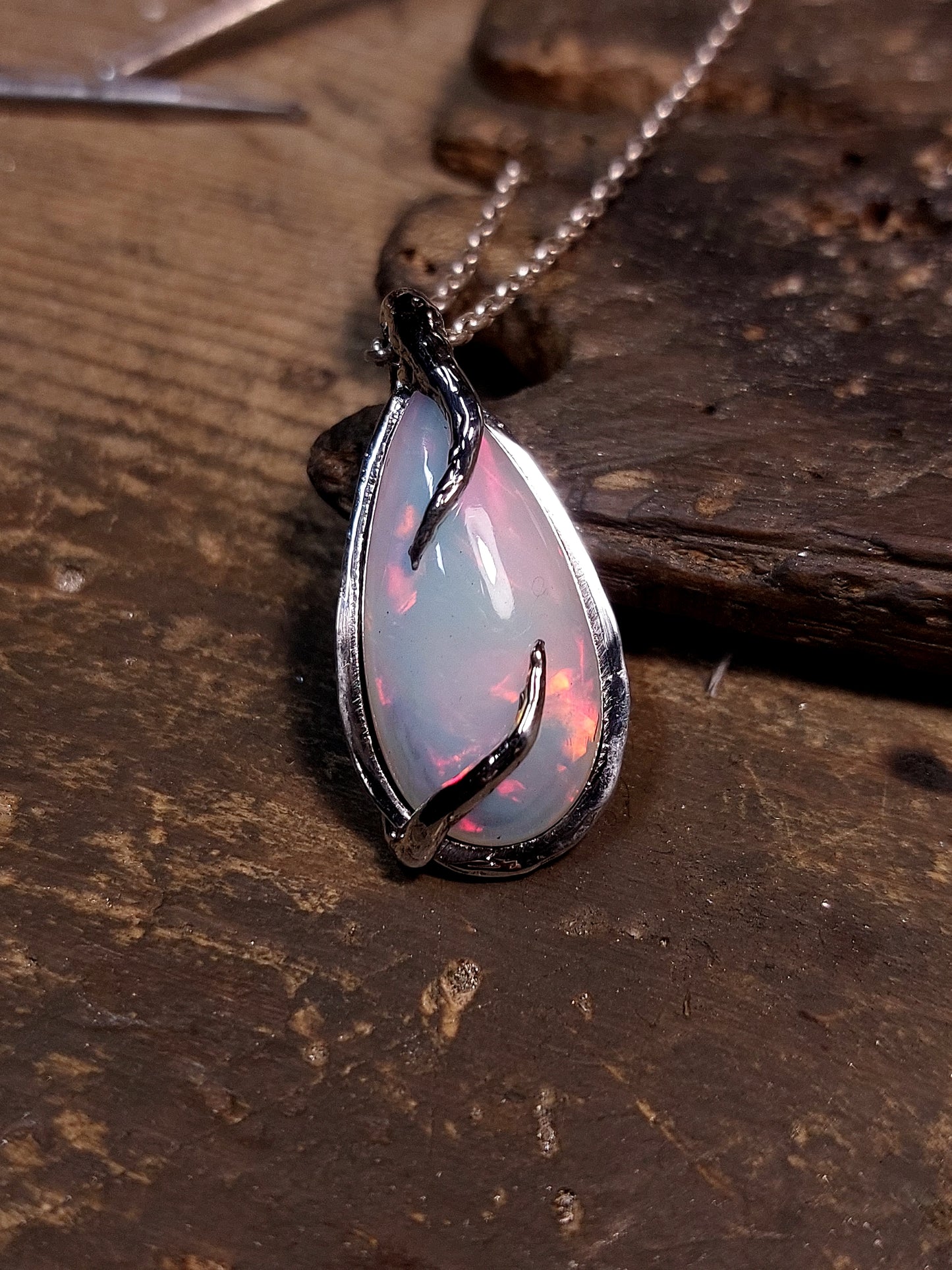 Ciondolo "Radici" con opale etiope a goccia