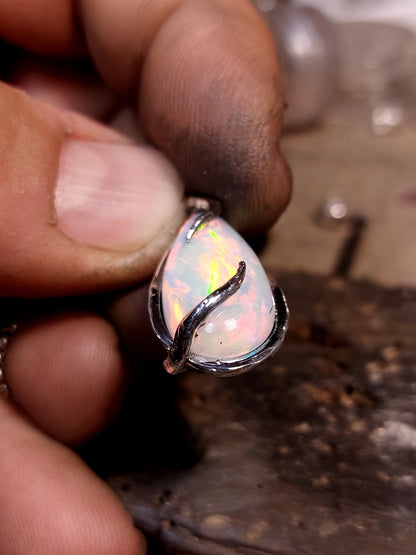 Ciondolo "Radici" con opale etiope a goccia