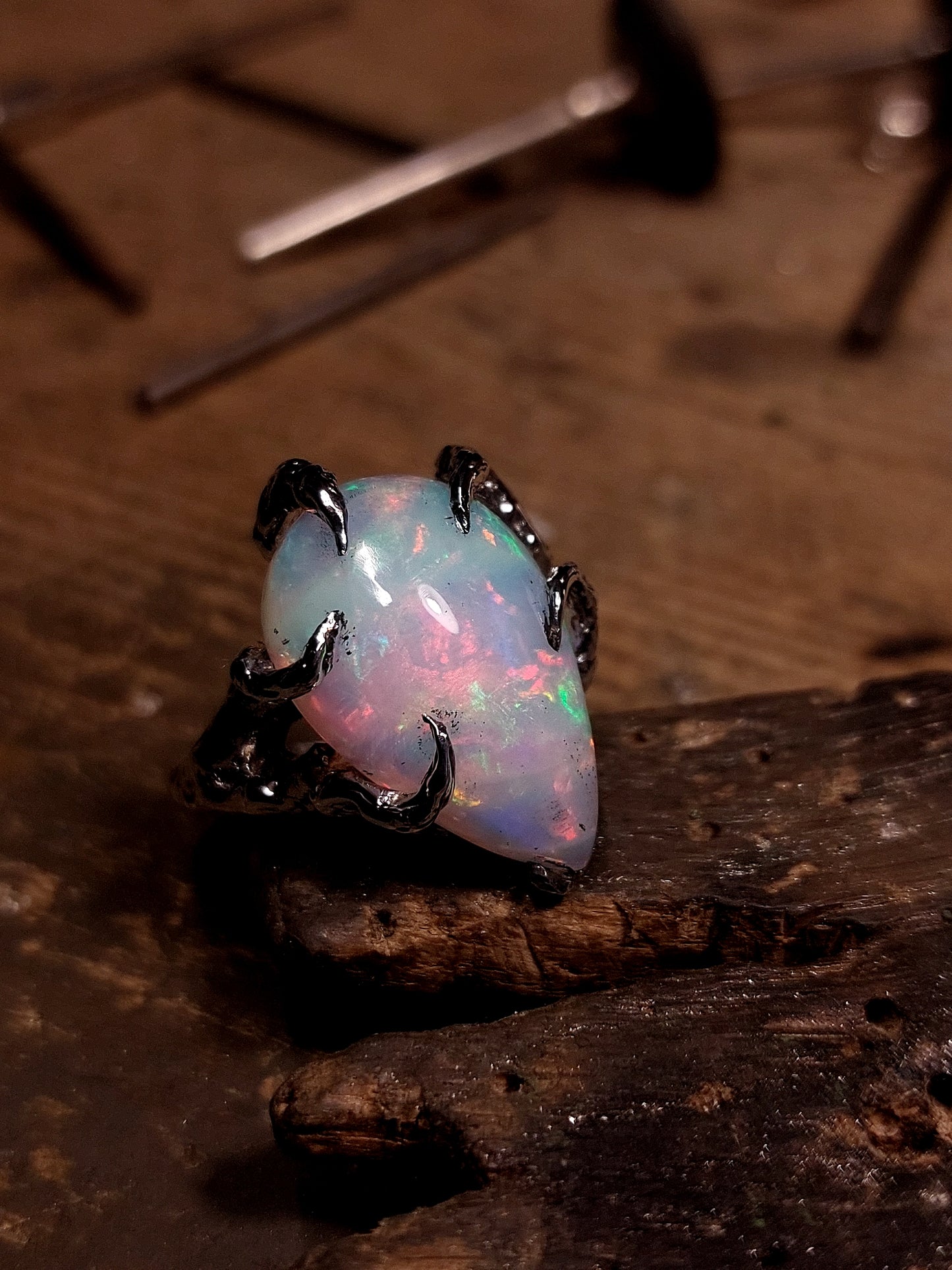 Anello "Radici" con opale etiope a goccia