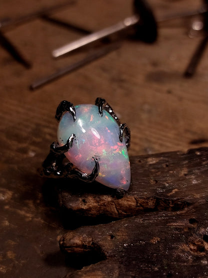 Anello "Radici" con opale etiope a goccia