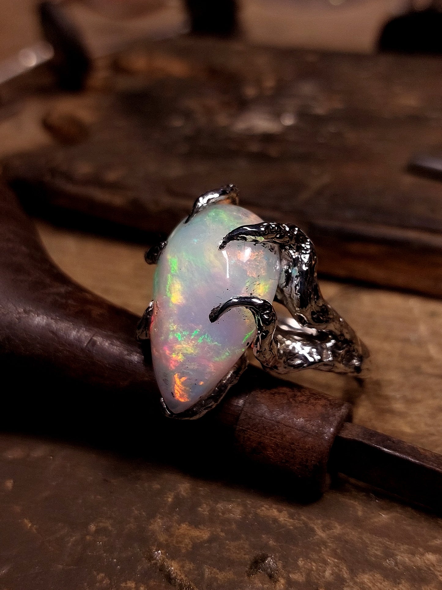 Anello "Radici" con opale etiope a goccia