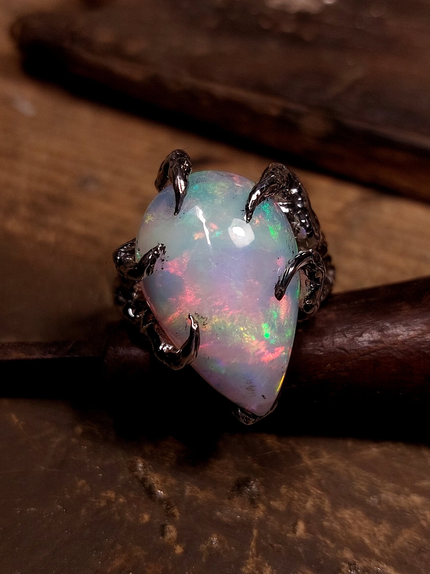 Anello "Radici" con opale etiope a goccia