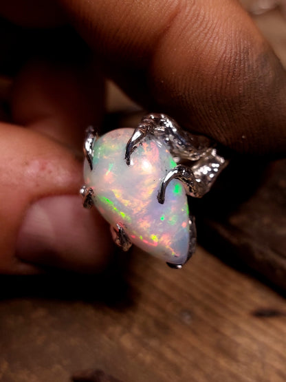 Anello "Radici" con opale etiope a goccia