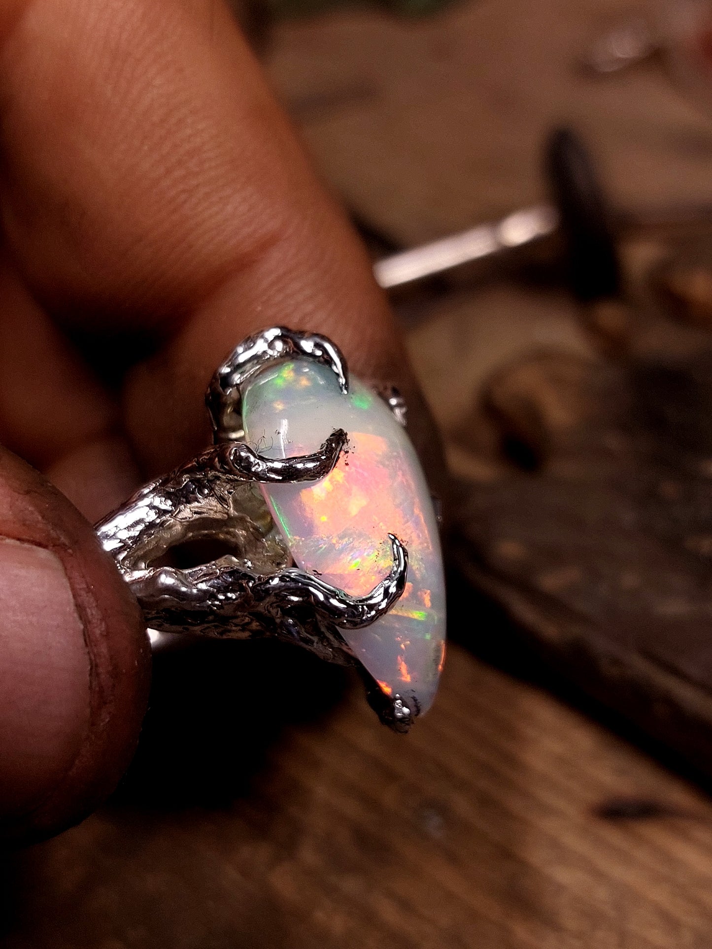 Anello "Radici" con opale etiope a goccia