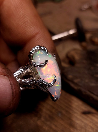 Anello "Radici" con opale etiope a goccia