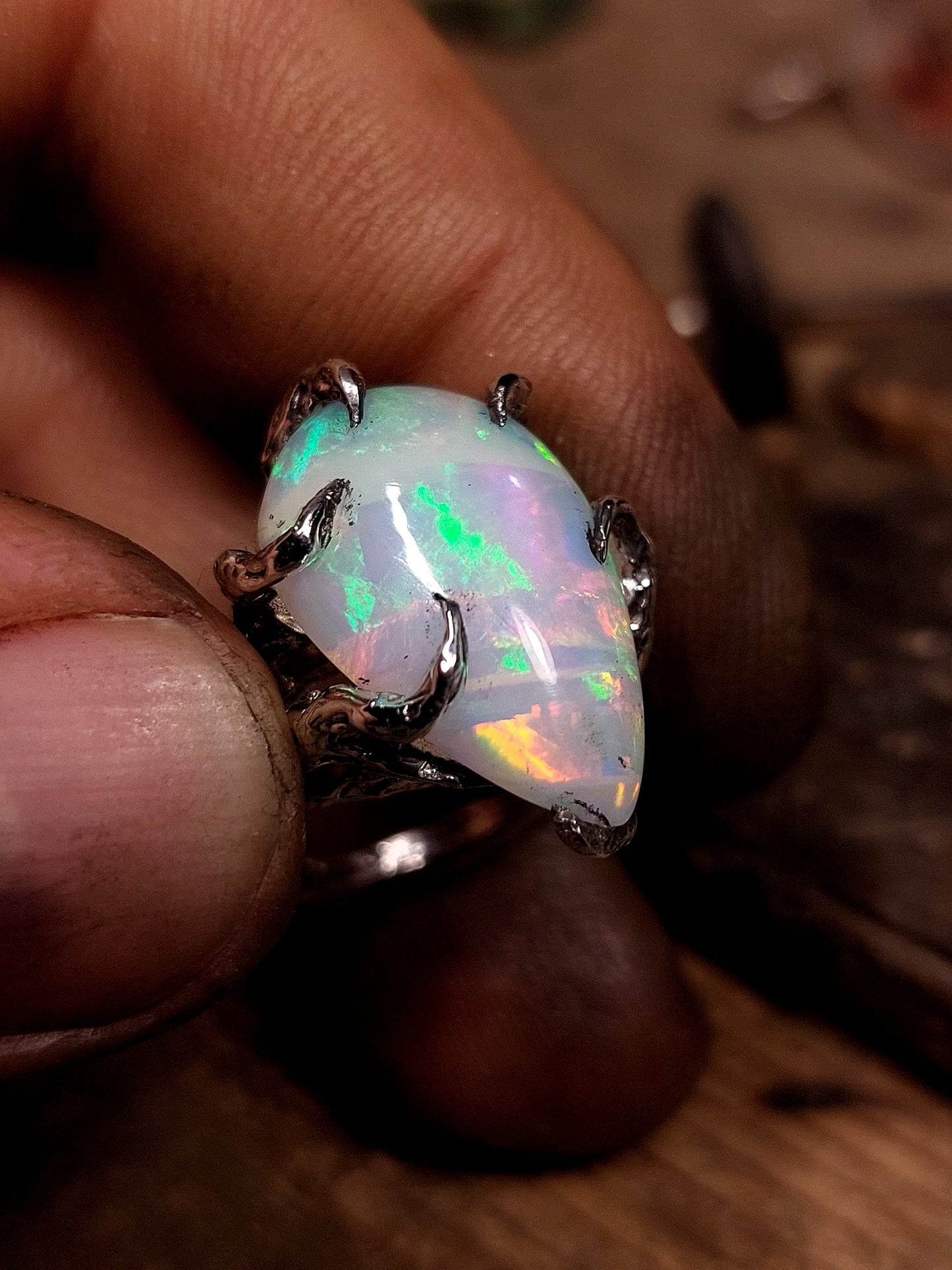 Anello "Radici" con opale etiope a goccia