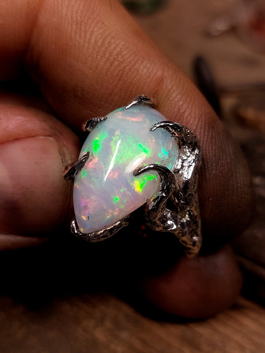 Anello "Radici" con opale etiope a goccia