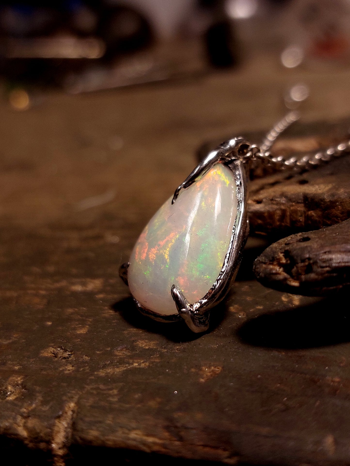 Ciondolo "Radici" con opale etiope a goccia