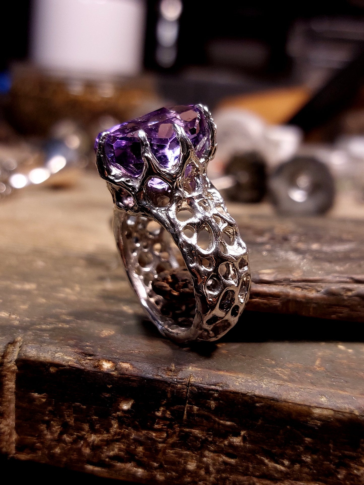 Fascia "Bioband" con Ametista tagliata a mano della serie "Riflessi"