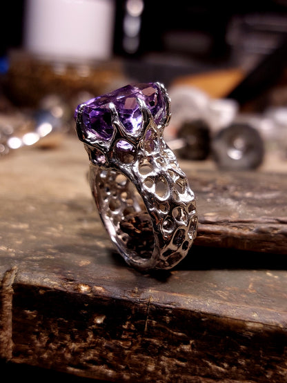 Fascia "Bioband" con Ametista tagliata a mano della serie "Riflessi"