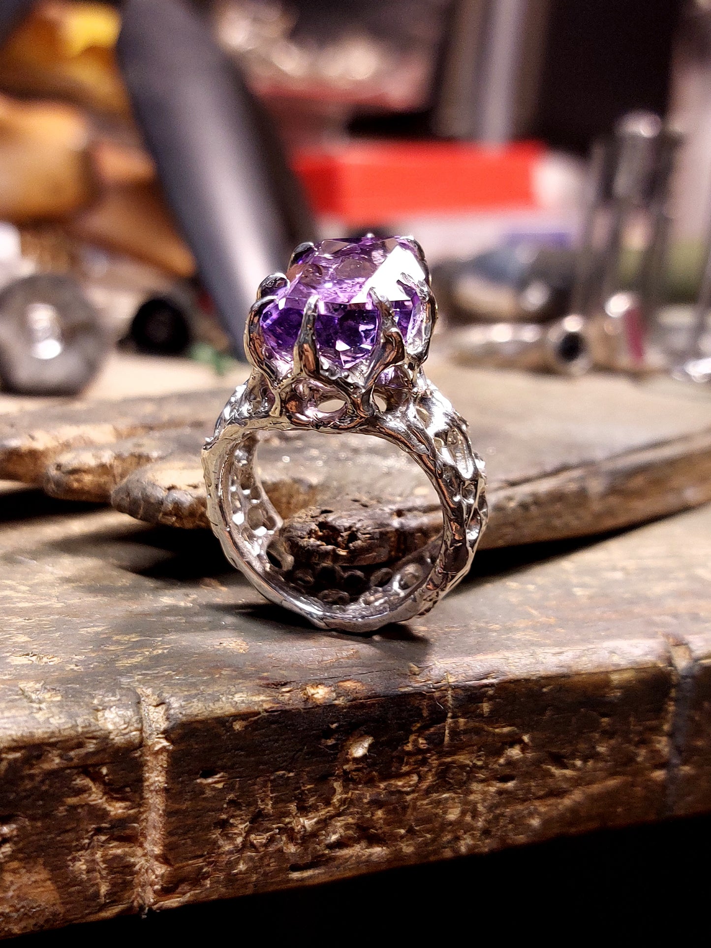 Fascia "Bioband" con Ametista tagliata a mano della serie "Riflessi"