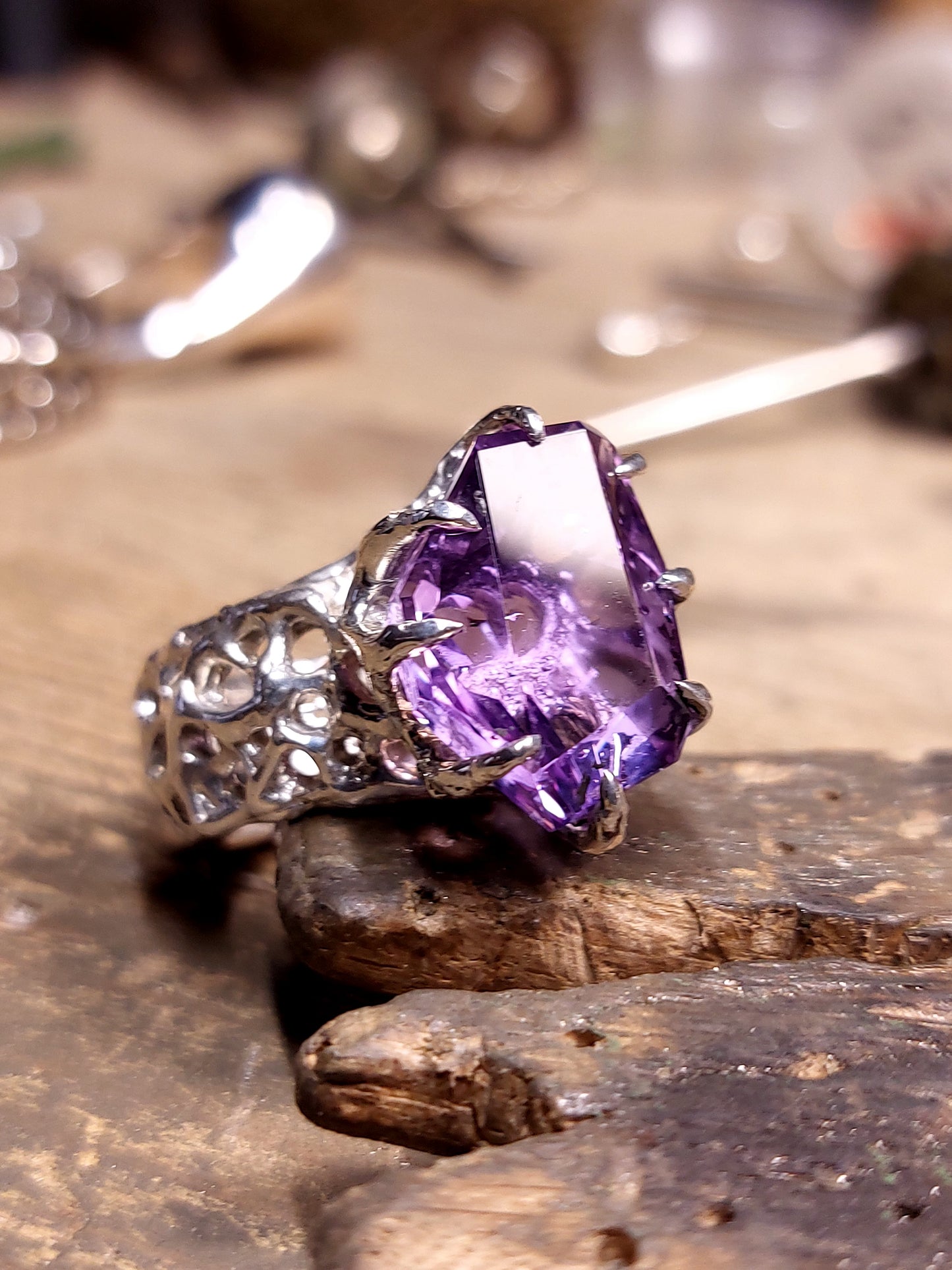 Fascia "Bioband" con Ametista tagliata a mano della serie "Riflessi"