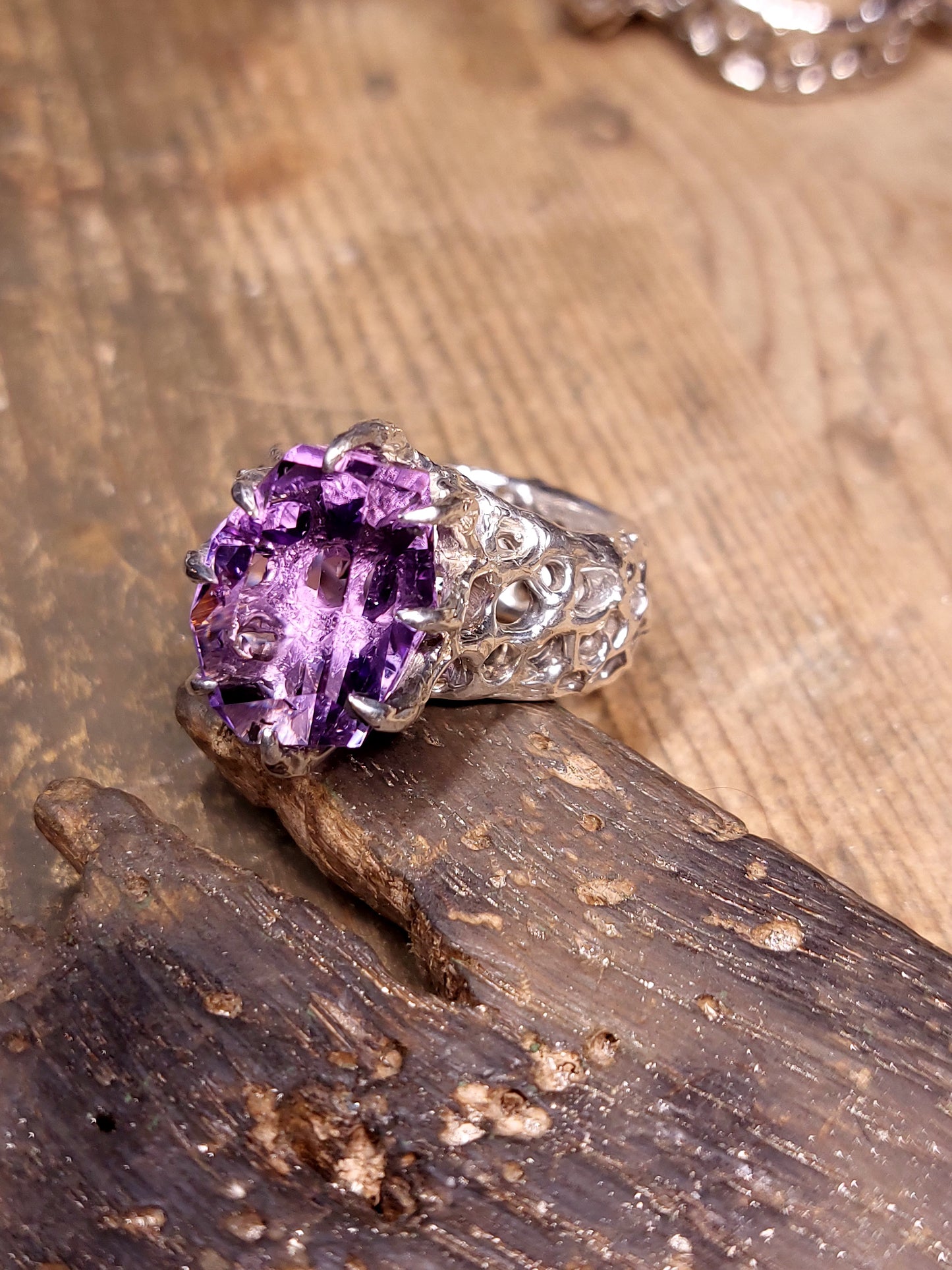 Fascia "Bioband" con Ametista tagliata a mano della serie "Riflessi"