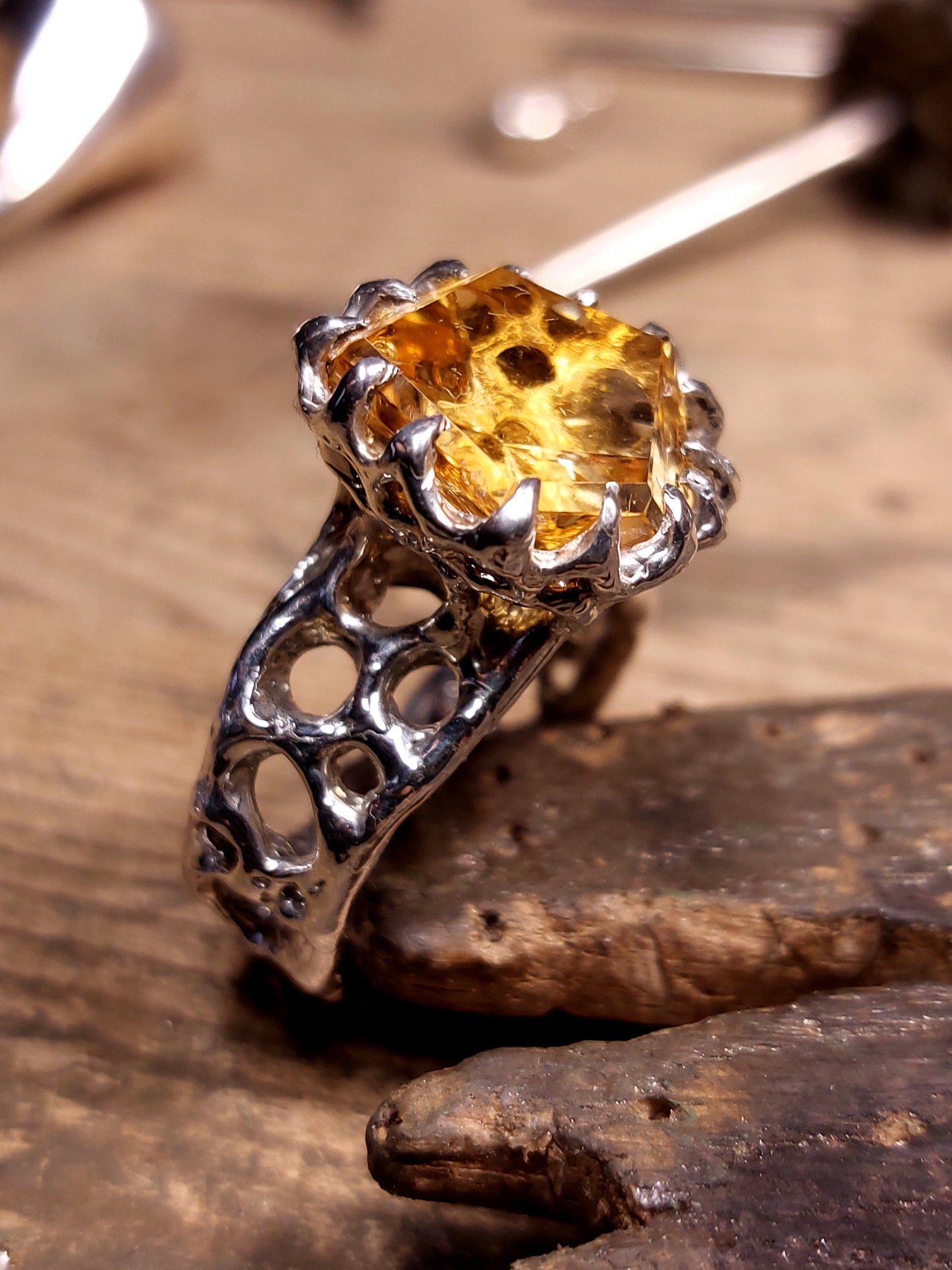 Fascia "Bioband" con Citrino tagliato a mano della serie "Riflessi"