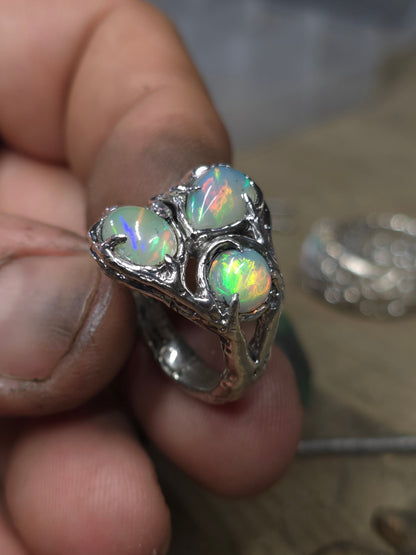 Anello "Rami e Radici" con Opali Etiopi Cabochon