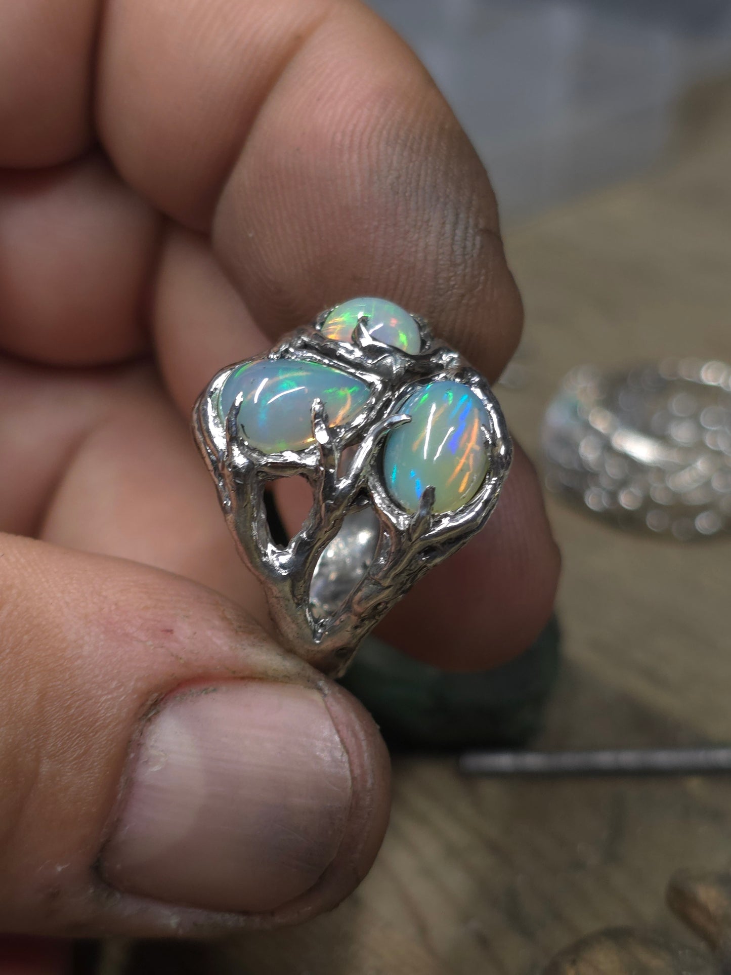 Anello "Rami e Radici" con Opali Etiopi Cabochon