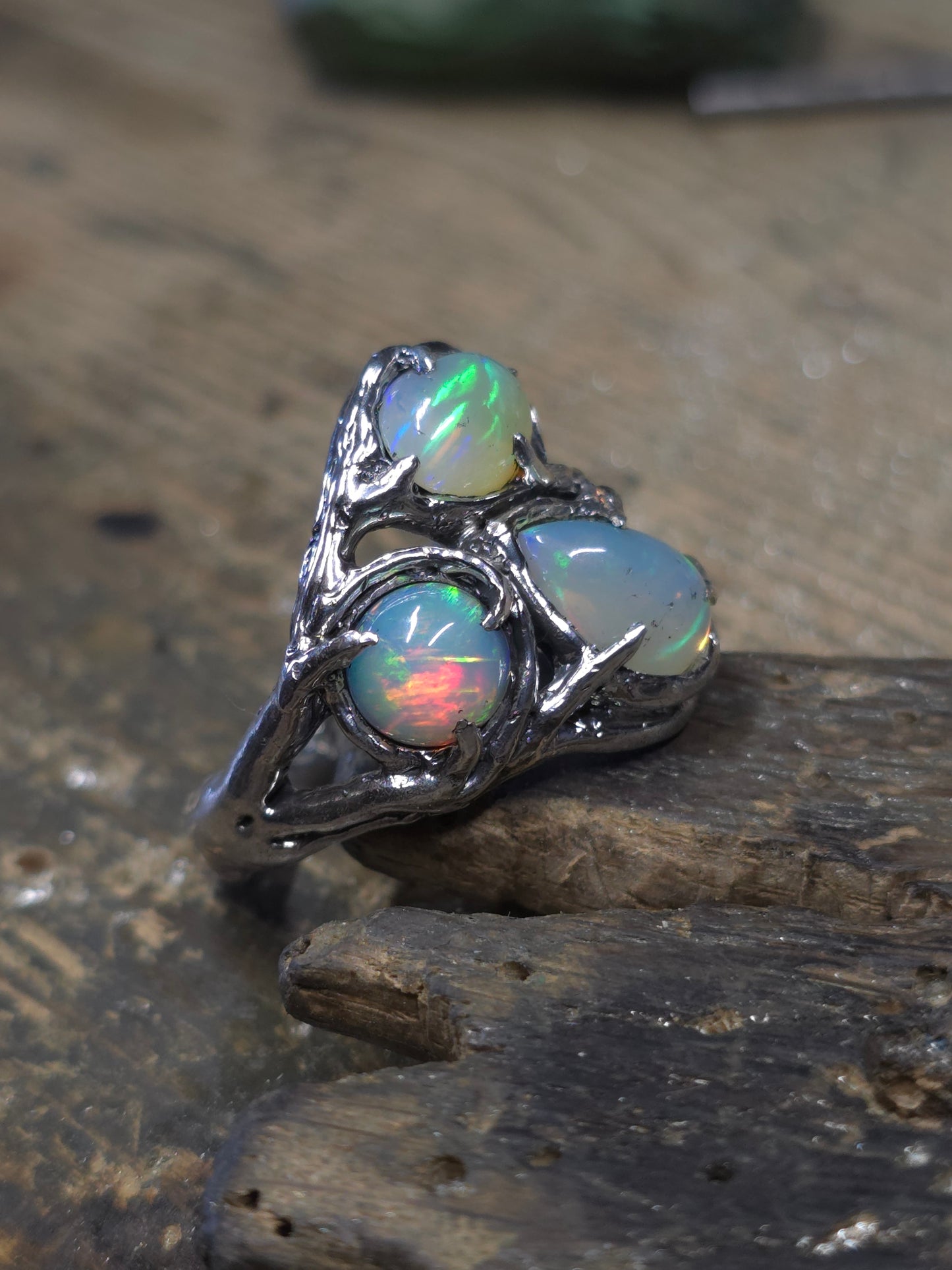 Anello "Rami e Radici" con Opali Etiopi Cabochon