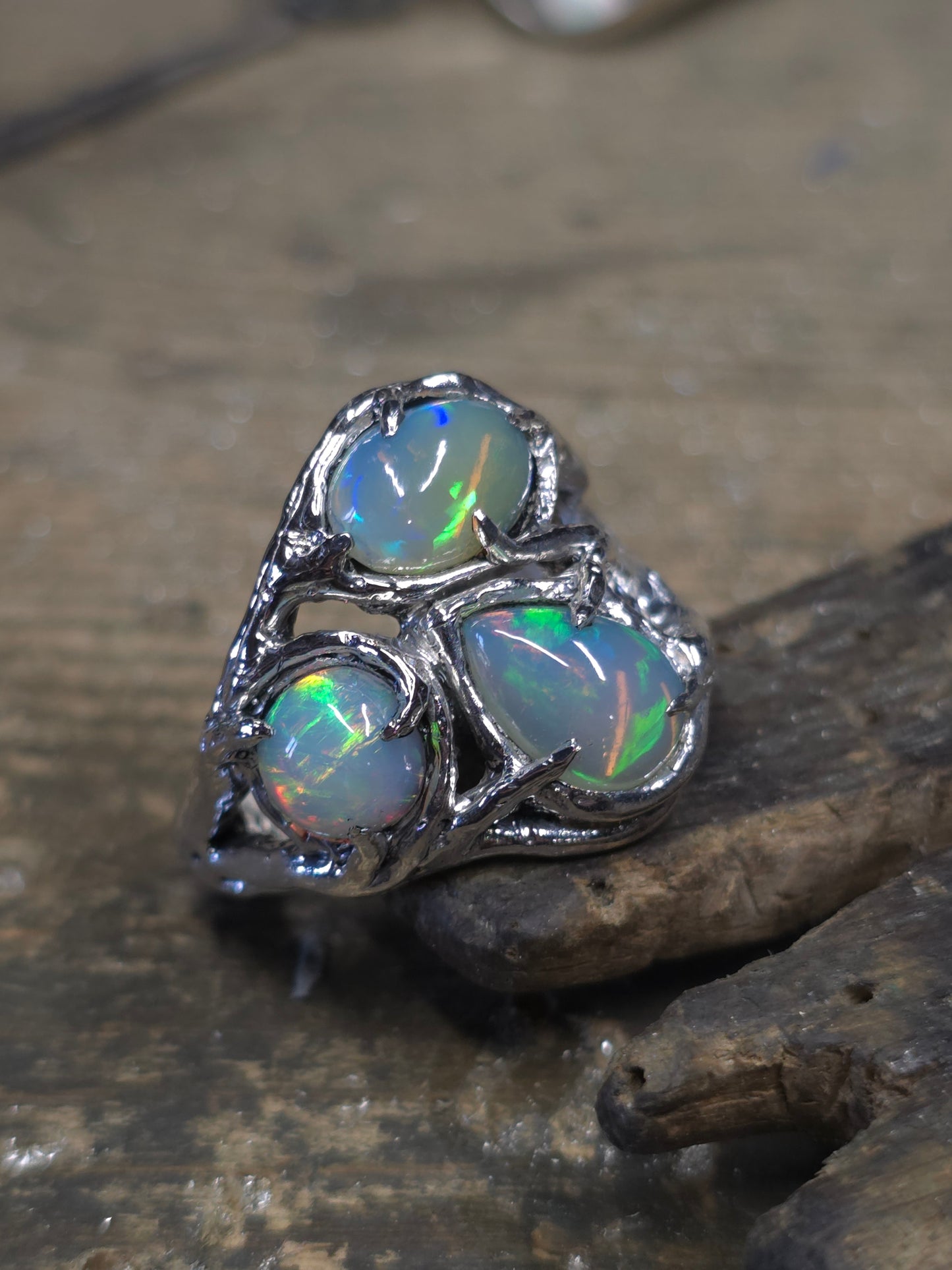 Anello "Rami e Radici" con Opali Etiopi Cabochon