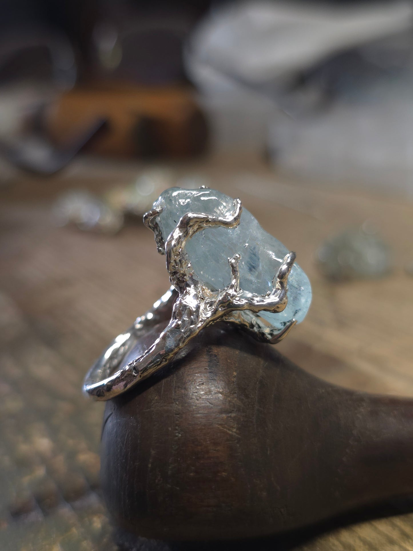 "Rami e Radici" Anello in argento con Acquamarina Burattata