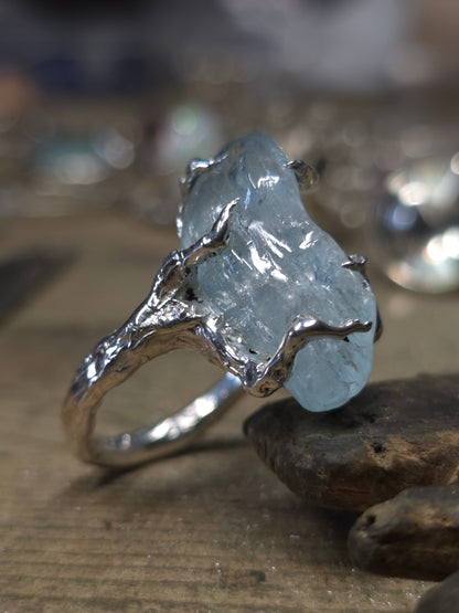"Rami e Radici" Anello in argento con Acquamarina Burattata