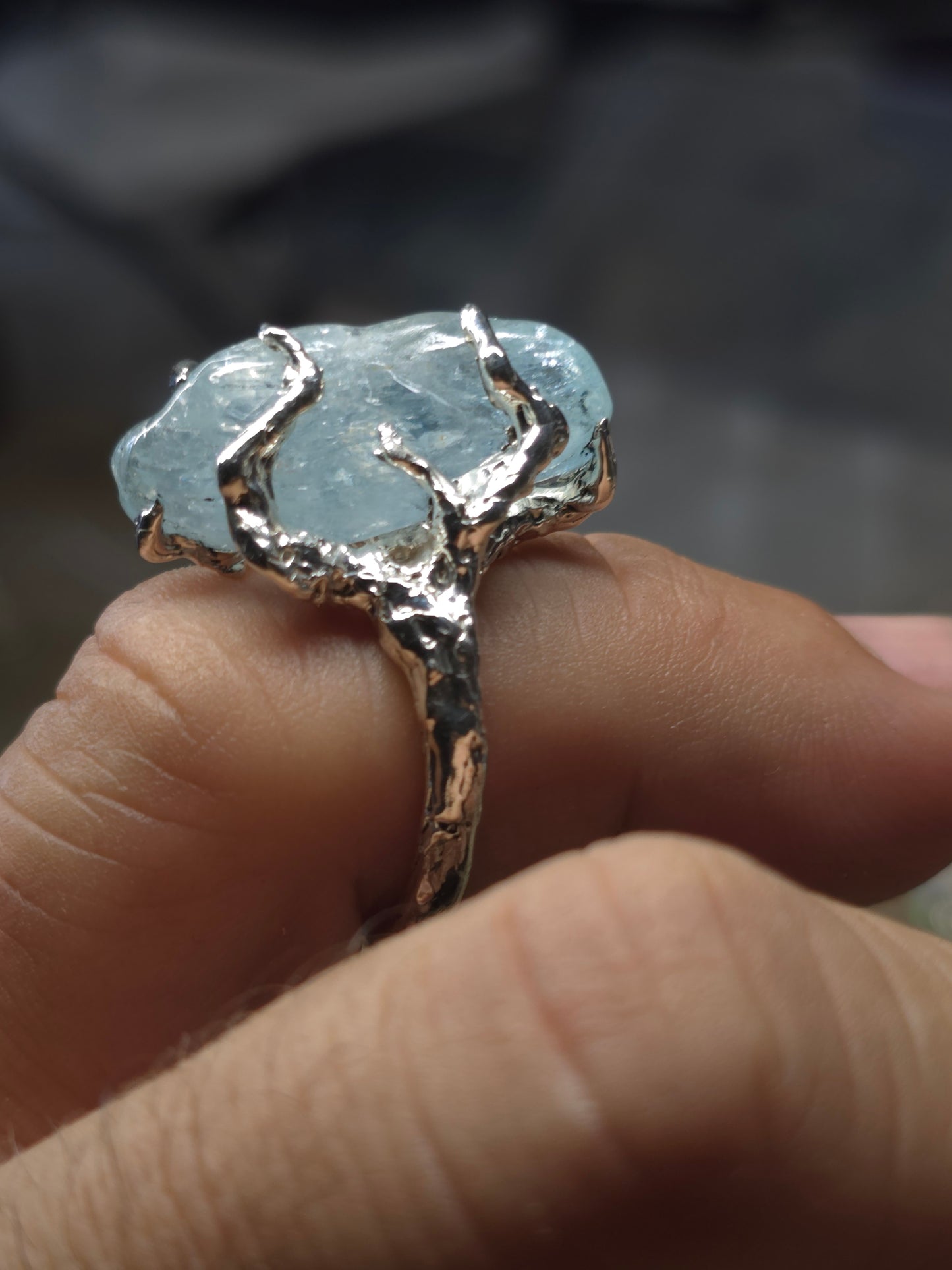 "Rami e Radici" Anello in argento con Acquamarina Burattata