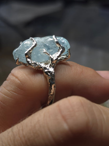 "Rami e Radici" Anello in argento con Acquamarina Burattata