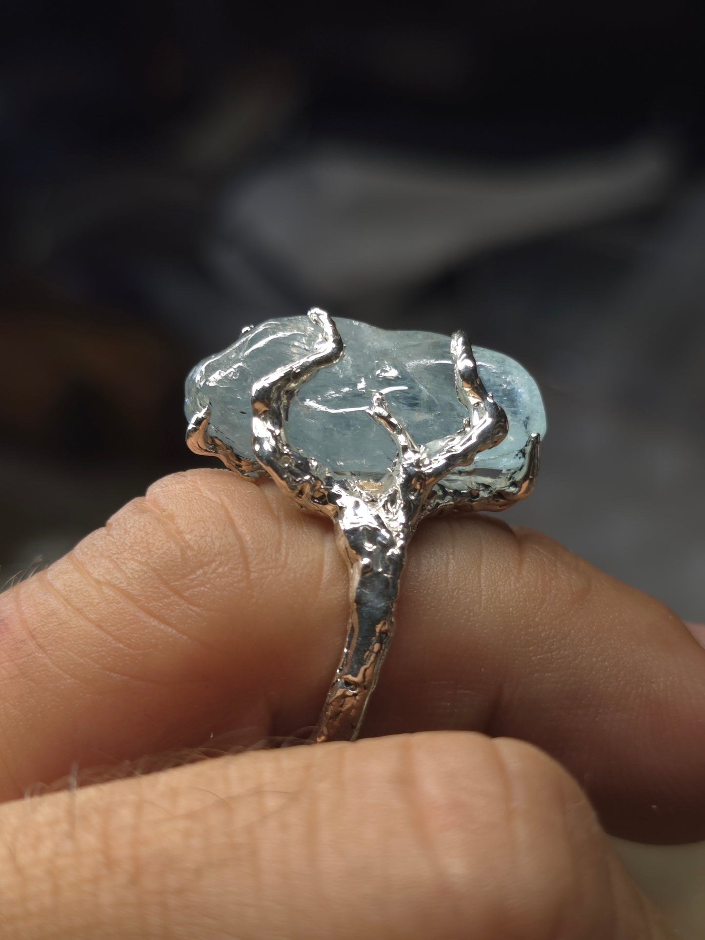 "Rami e Radici" Anello in argento con Acquamarina Burattata