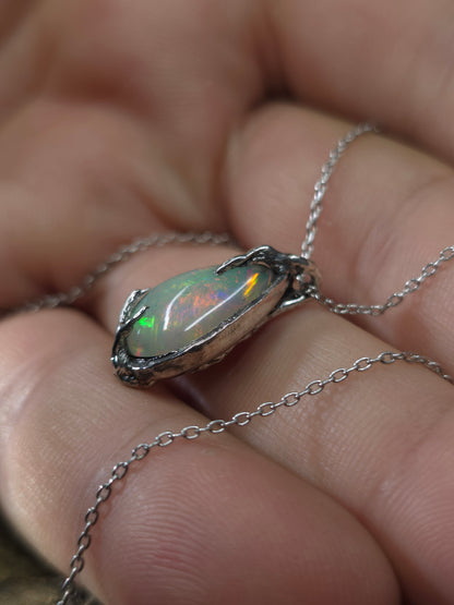 Ciondolo "Radici" con opale etiope cabochon a Goccia
