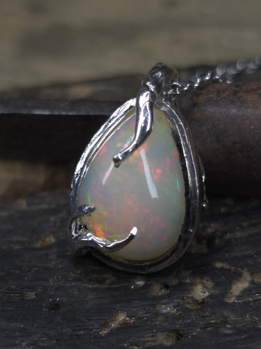 Ciondolo "Brace" — opale etiope cabochon a goccia in argento