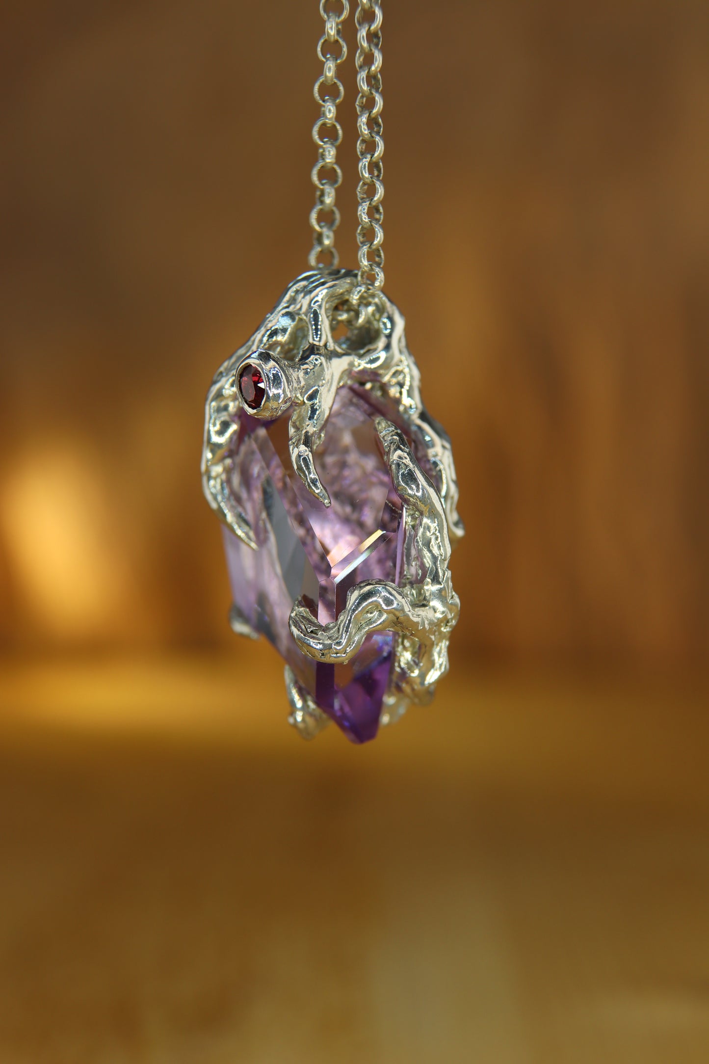 "Riflessi" ciondolo con Ametista tagliata a Mano e Zaffiro Rosso