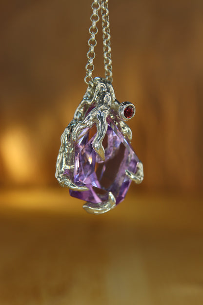 "Riflessi" ciondolo con Ametista tagliata a Mano e Zaffiro Rosso