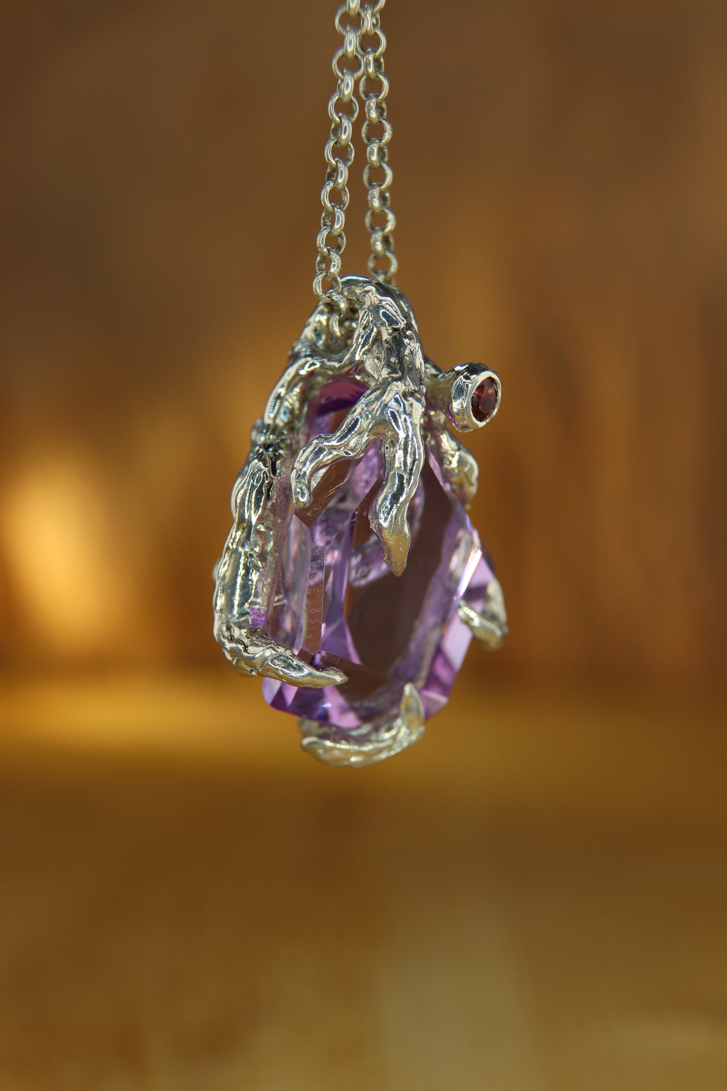"Riflessi" ciondolo con Ametista tagliata a Mano e Zaffiro Rosso