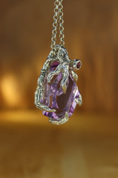 "Riflessi" ciondolo con Ametista tagliata a Mano e Zaffiro Rosso