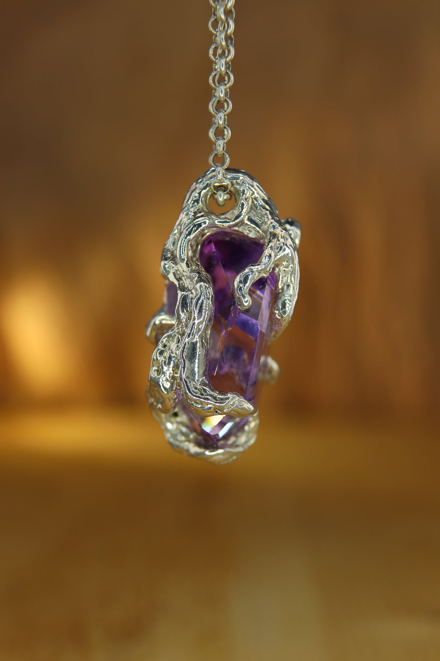 "Riflessi" ciondolo con Ametista tagliata a Mano e Zaffiro Rosso