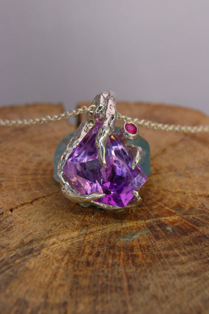 "Riflessi" ciondolo con Ametista tagliata a Mano e Rubino