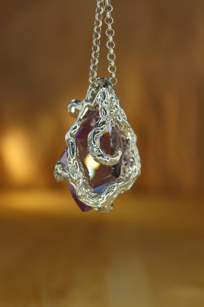 "Riflessi" ciondolo con Ametista tagliata a Mano e Zaffiro Rosso
