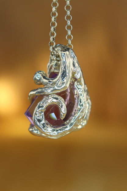 "Riflessi" ciondolo con Ametista tagliata a Mano e Rubino