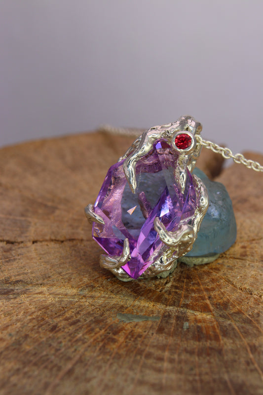 "Riflessi" ciondolo con Ametista tagliata a Mano e Zaffiro Rosso