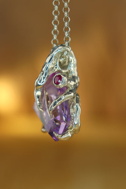 "Riflessi" ciondolo con Ametista tagliata a Mano e Rubino