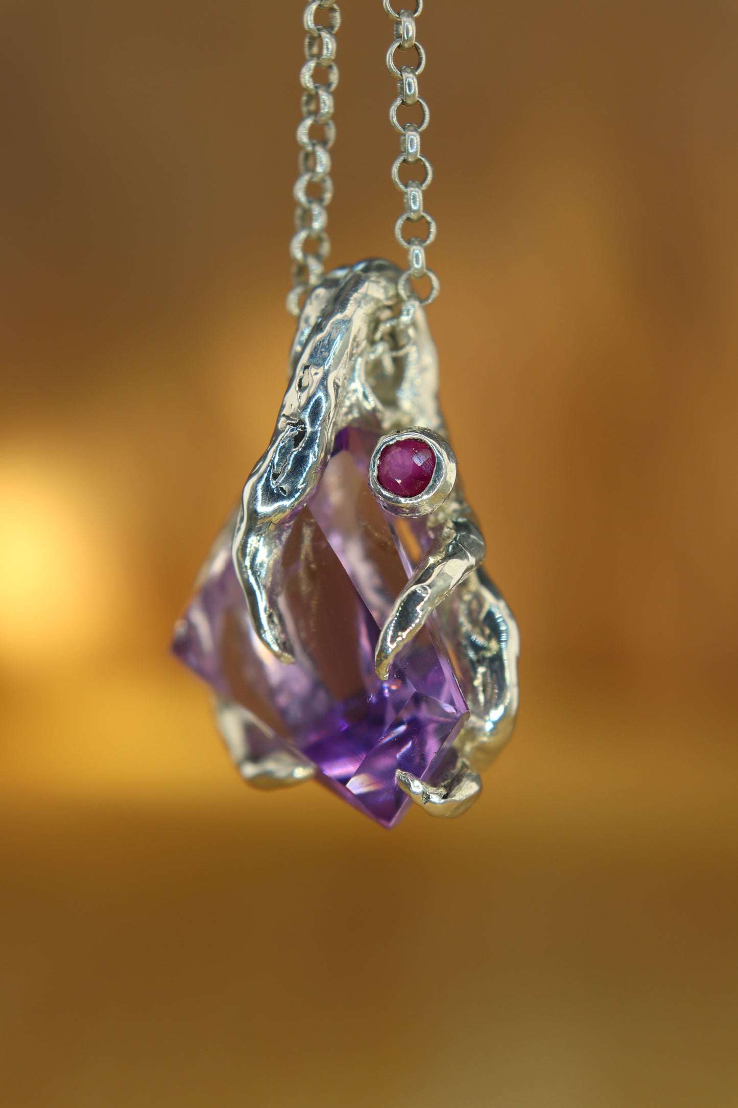 "Riflessi" ciondolo con Ametista tagliata a Mano e Rubino