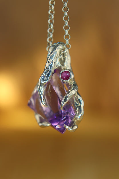 "Riflessi" ciondolo con Ametista tagliata a Mano e Rubino