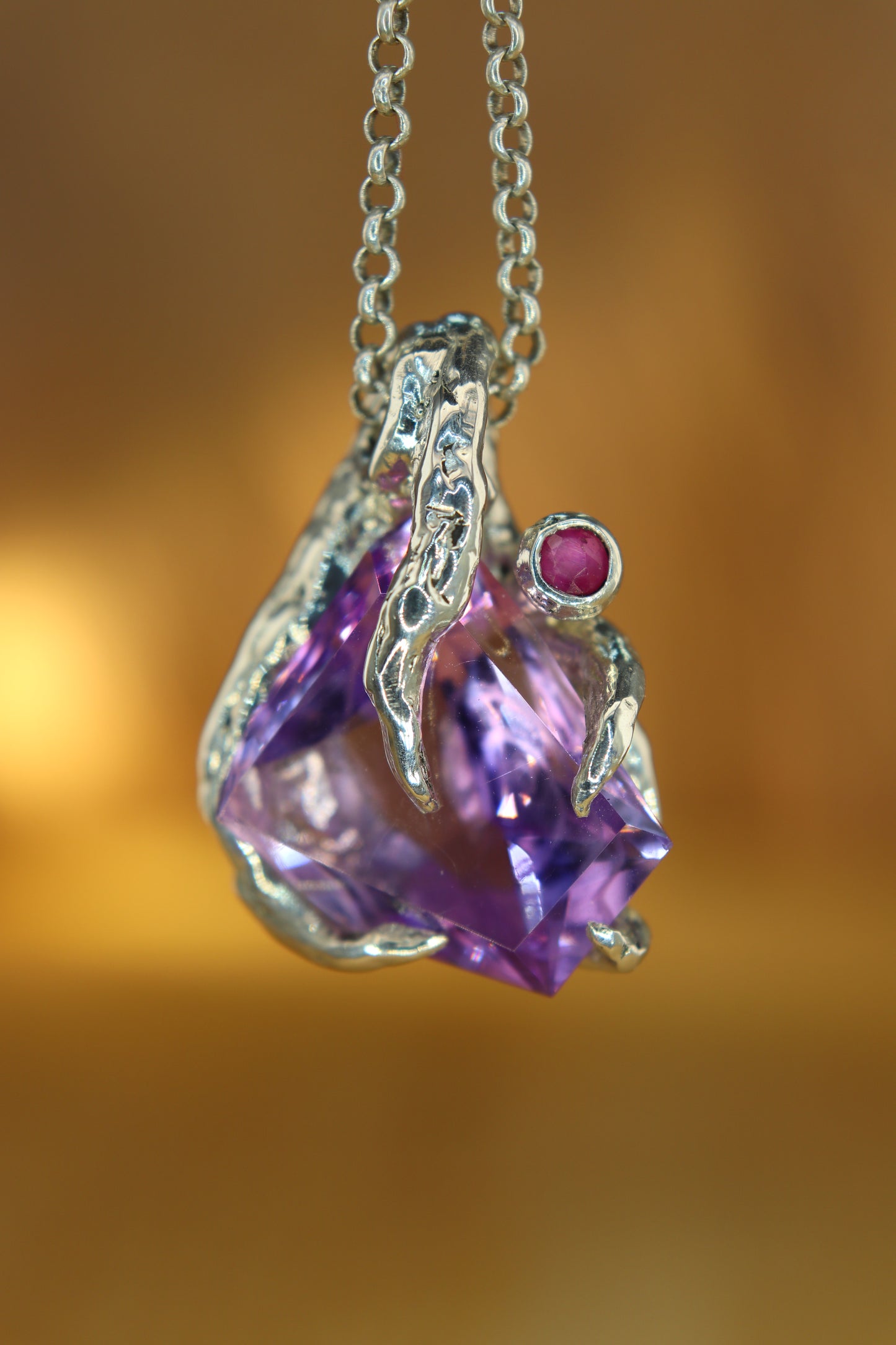 "Riflessi" ciondolo con Ametista tagliata a Mano e Rubino
